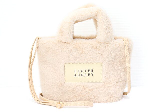 ふわふわ2WAYファーバッグにストラップを付けたところ