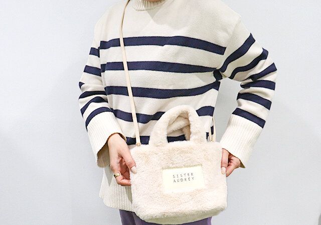 ふわふわ2WAYファーバッグを肩がけ
