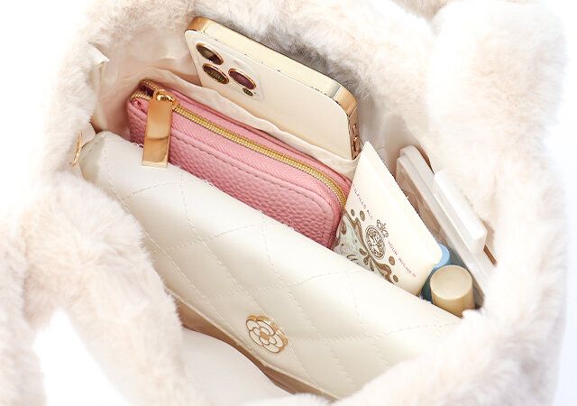 ふわふわ2WAYファーバッグに荷物を入れたところ