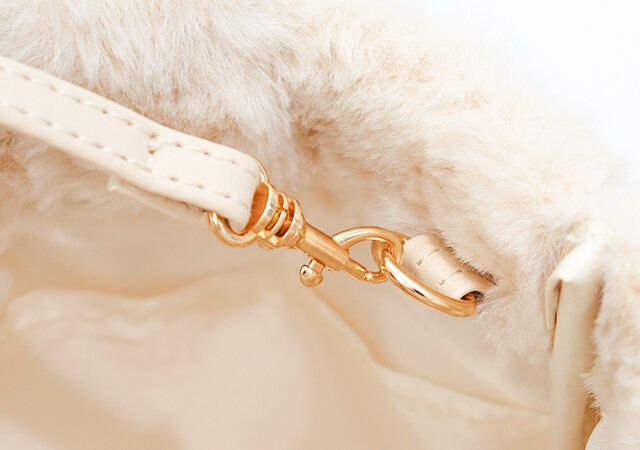 ふわふわ2WAYファーバッグはストラップが取り外し可能