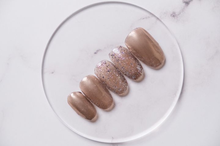 シックなグレージュカラーのネイルチップ