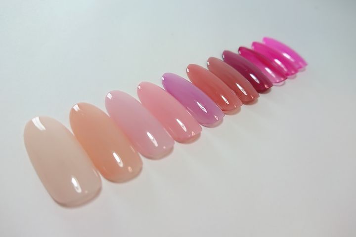 ピンク系のネイルカラーの例
