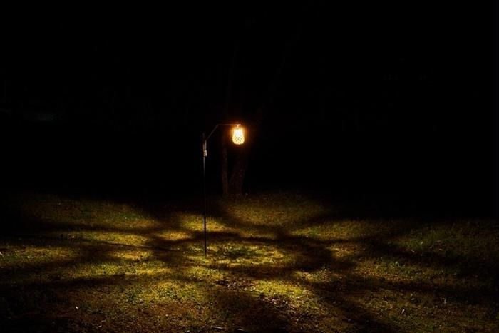 キヌガサシェードの灯りが落ちる様子