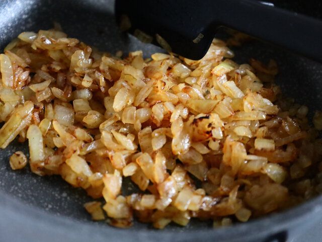 グレイビーハンバーグ レシピ 玉ねぎを炒める