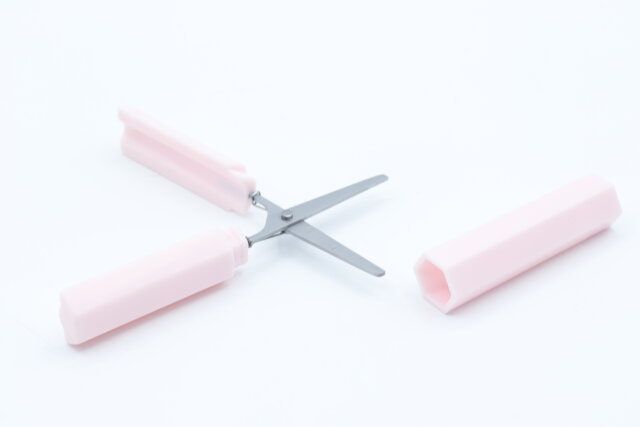 ダイソーのコンパクトハサミ（六角形、ピンク）のハサミ