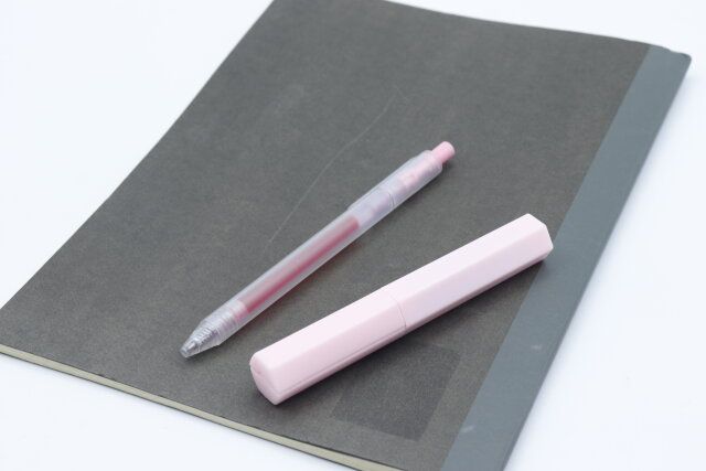 ダイソーのコンパクトハサミ（六角形、ピンク）のデザイン