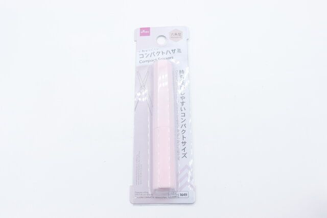 ダイソーのコンパクトハサミ（六角形、ピンク）のパッケージ