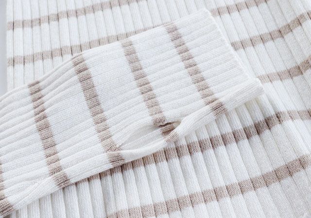 しまむらの指穴付きリブタートルネックニット