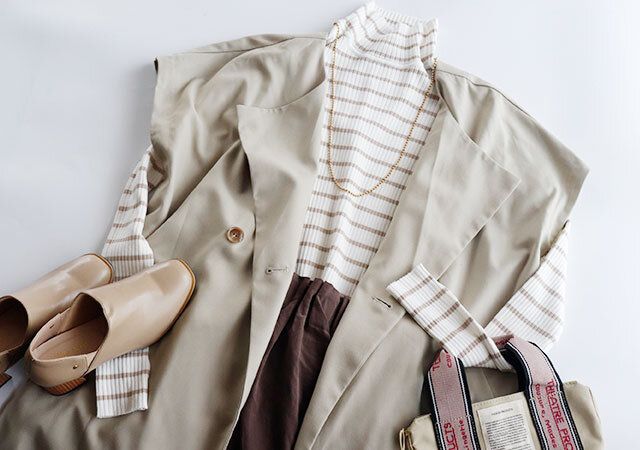 ベージュのリブタートルネックを使った淡色コーデ