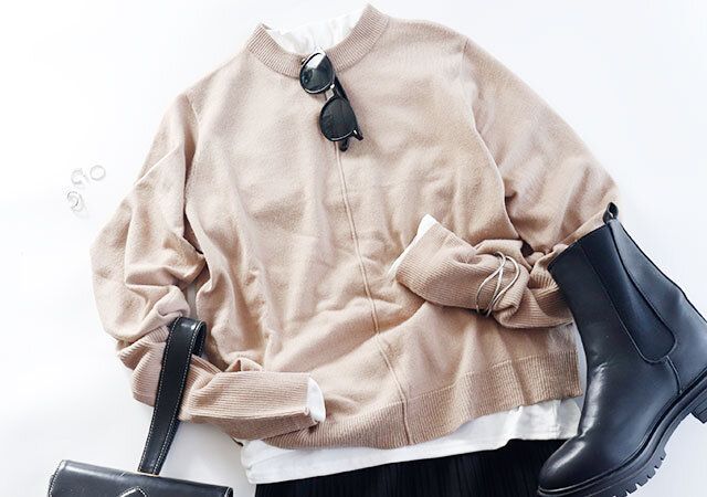 ベージュニットと黒のタイトスカートを使ったコーデ