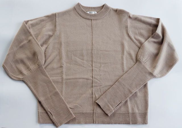 しまむらのシンプルなベージュニット
