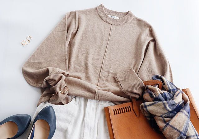ベージュニットと白のパンツを使ったコーデ
