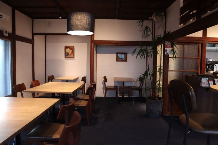 スタッフ総出で店内の漆喰の壁を塗ったそう