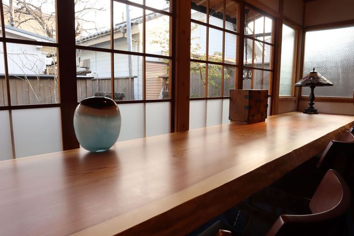 店の顔といえる杉の一枚板のカウンター