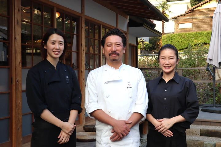 オーナーの橋本航季さん（中）とスタッフの皆さん