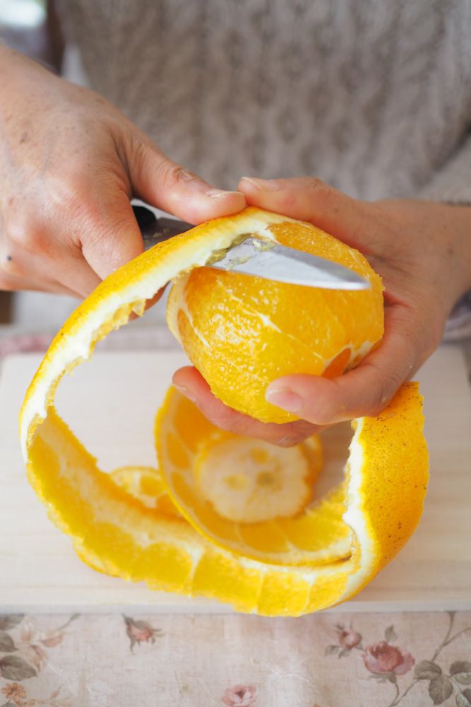 １、 ネーブルオレンジの皮をむいたら、果実を瓶の口に入るサイズにカットして瓶に入れる