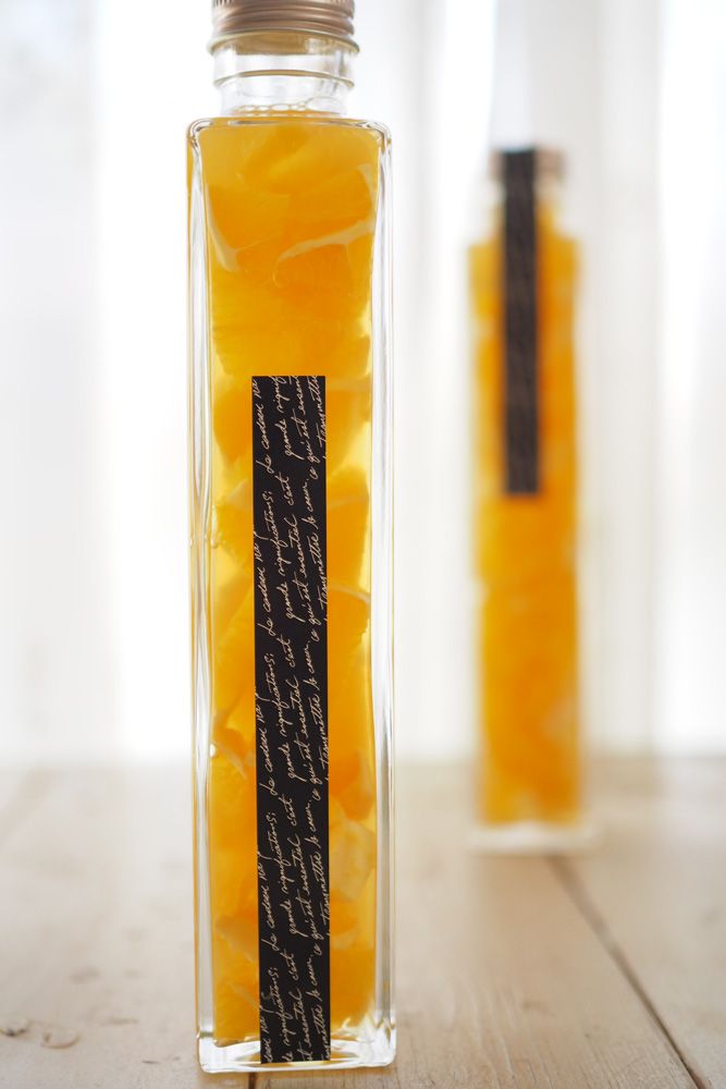 オレンジを酢に漬け込んで作る“オレンジビネガー”