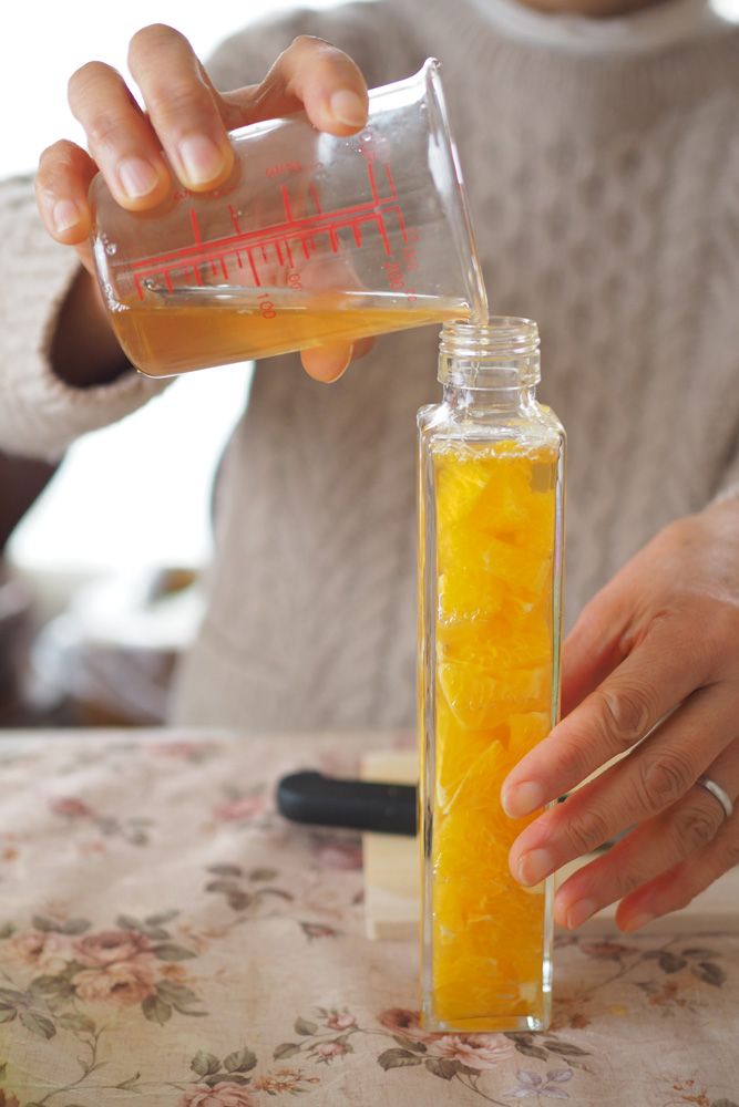 リンゴ酢とはちみつをビーカーに入れて、よく混ぜてから、瓶に注ぎ入れる
