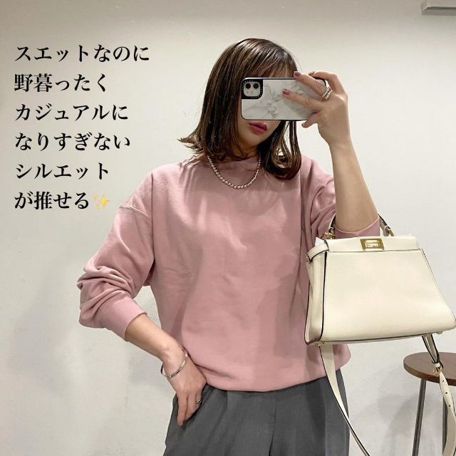 スエットクルーネックシャツを着用している