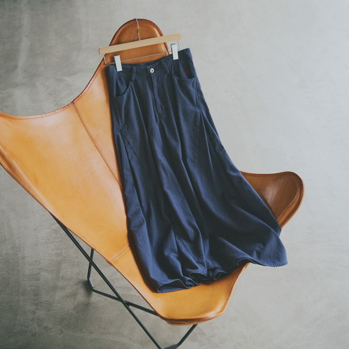 デニムライクでもエレガントさ満点の《マディソンブルー》のマキシ丈スカート【マイスタンダードブック】