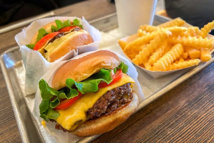 ファストフード店のハンバーガーのイメージ