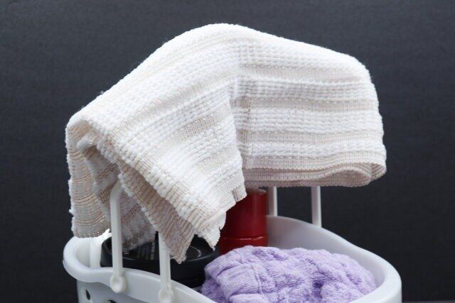 セリアのお風呂バスケット ホワイトの持ち手を立ち上げた画像