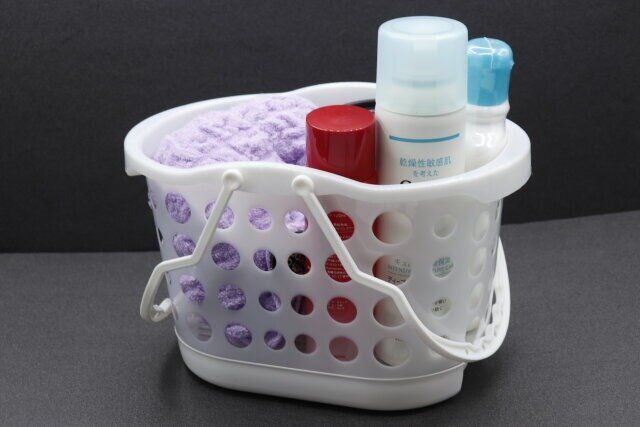 セリアのお風呂バスケット ホワイトに物を収納した画像