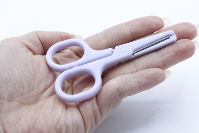 ダイソーのセーフティー携帯ミニハサミ（ピンク、パープル）