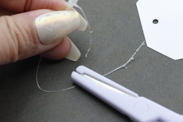 ダイソーのセーフティー携帯ミニハサミ（ピンク、パープル）でタグを切るにはコツが必要