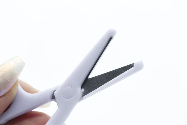 ダイソーのセーフティー携帯ミニハサミ（ピンク、パープル）は安心設計