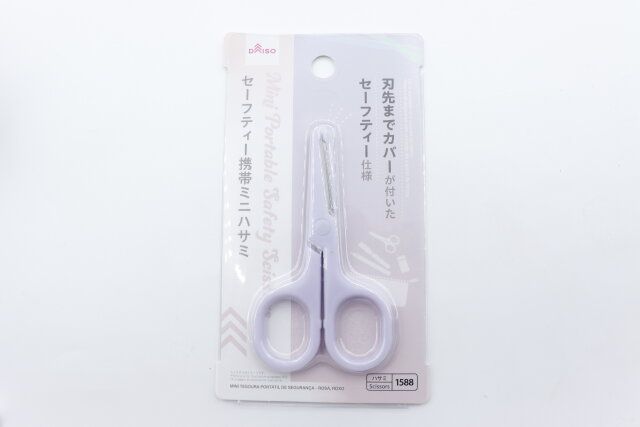 ダイソーのセーフティー携帯ミニハサミ（ピンク、パープル）のパッケージ