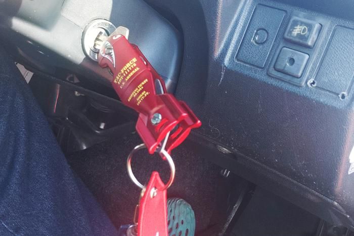 Shark Bomb Keyをクルマのキーに使っているところ