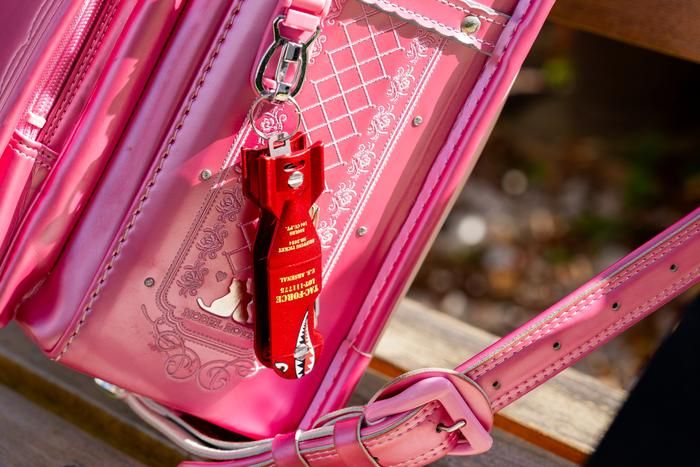 Shark Bomb Knifeをランドセルにつけているところ