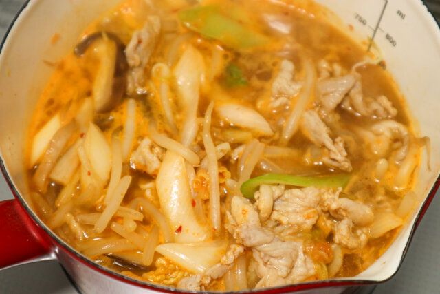 豆腐ともやしの豚キムチ豆乳スープ レシピ スープを加えて煮る