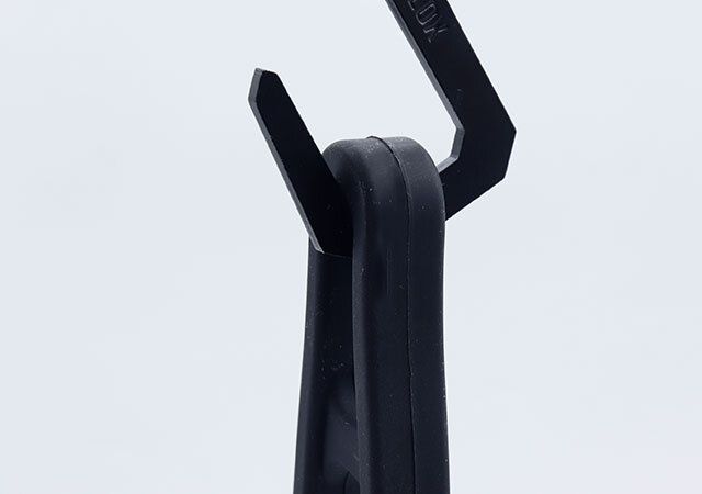 ダイソーの先が直接つかないトングはフック穴付きで引っ掛けられる