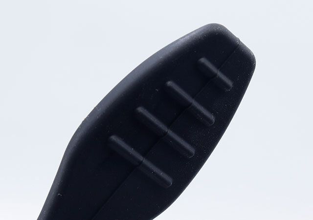 ダイソーの先が直接つかないトングはすべり止め付きでつかみやすい