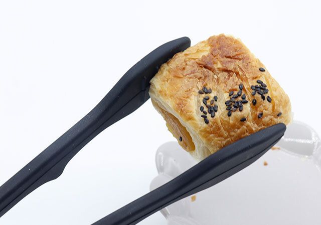 ダイソーの先が直接つかないトングはマットな質感で手馴染み良し