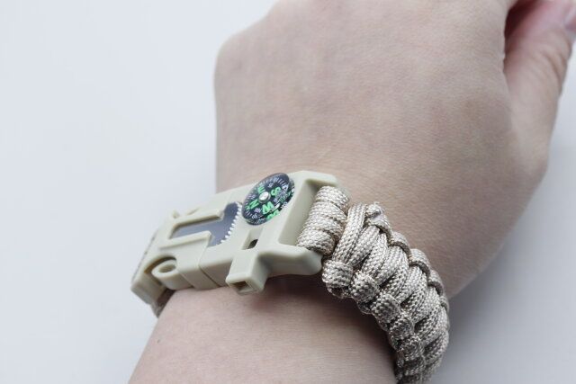 多機能ミサンガ／SOBANIの着用例