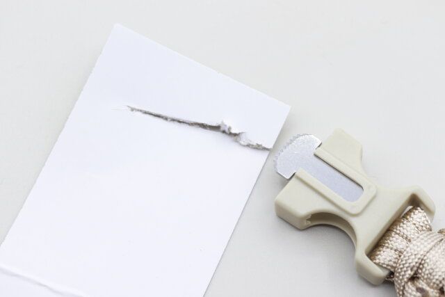 多機能ミサンガ／SOBANIの簡易ナイフ機能