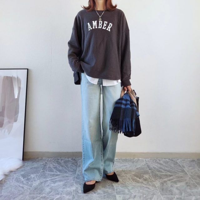 ワイドストレートジーンズを着用したコーデ