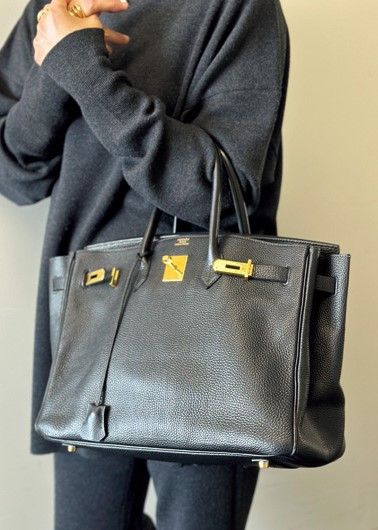 エルメスのバーキン 黒 ニットのセットアップコーデ