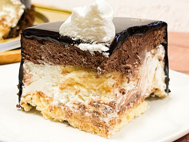 ソフトケーキはふわふわのスポンジケーキに、クリームはバニラの風味を利かせた生クリーム入りホイップクリーム、ショコラムースで構成
