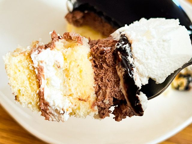 ショコラムースはふんわりやわらかく、スポンジケーキとホイップクリームとの相性も抜群