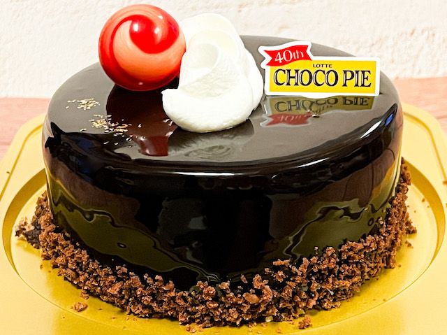 見た目は上品なチョコレートケーキだけど？