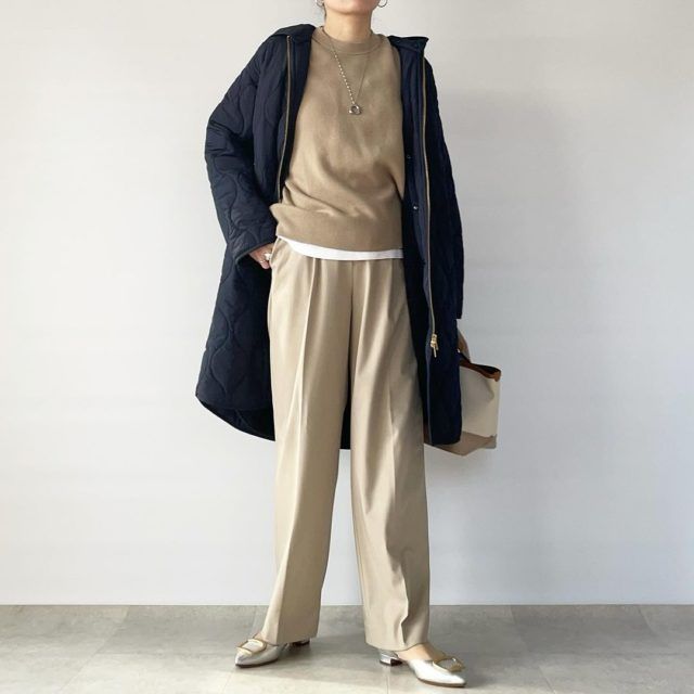 UNIQLO「スムースセーター」ベージュ＆アウターコーデの女性