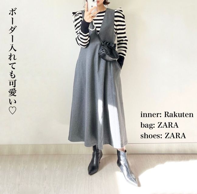 グレーのブラッシュドジャージージャンパースカートとボーダートップスのコーデ