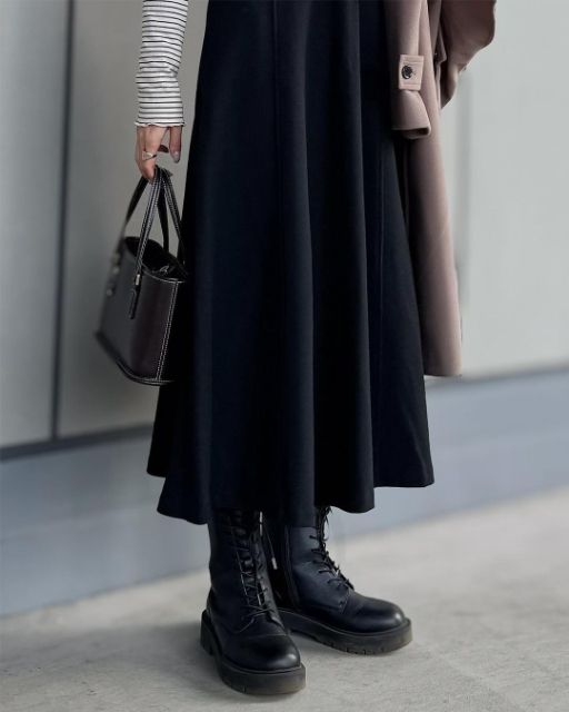 黒のブラッシュドジャージージャンパースカートのスカート部分