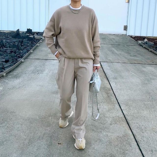 ベージュカラーおタックワイドパンツを着用したコーデ