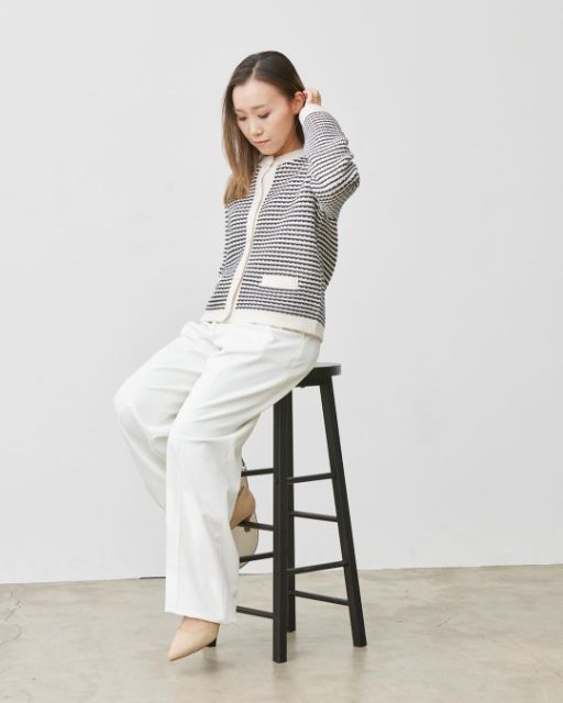 ホワイトカラーのタックワイドパンツを着用したコーデ