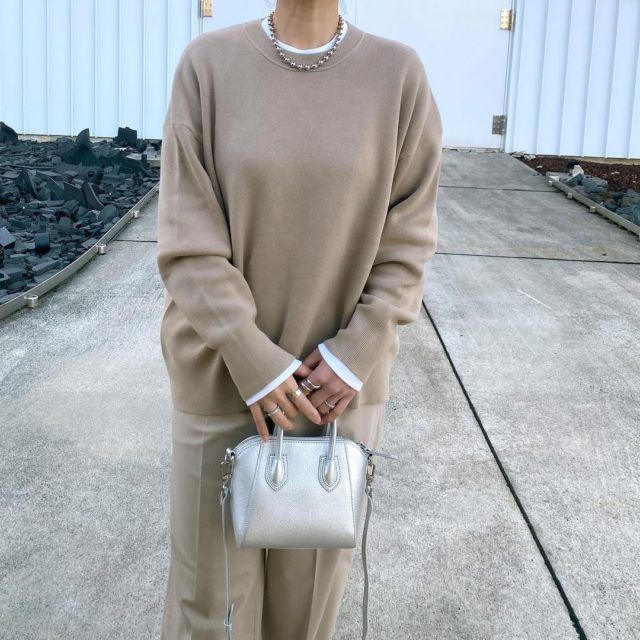 UNIQLO「スムースコットンセーター」ベージュコーデの女性